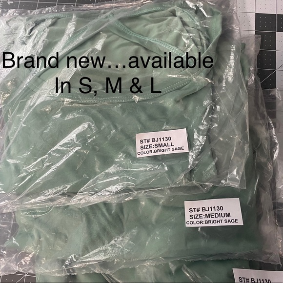 Short sleeve top with strappy back - Picture 4 of 4